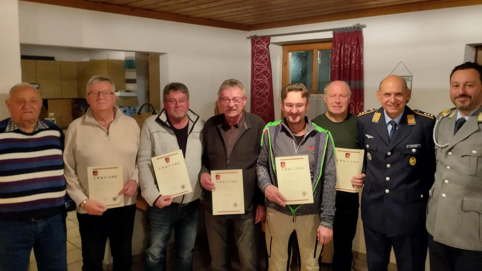 Von links: 1. Vorsitzender Werner Müller, Heribert Wurm, Hans Baier, Hans Deyerl, Angelo Singer, Johann Frank, Kreisvorsitzender, Hauptmann d. R. Rolland Cristoph, Kreiskasier Wolfgang Pflanzelt (Bild: Karl Ruhland)