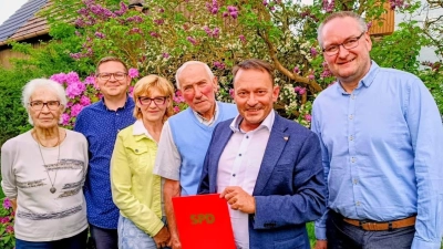 Von links nach rechts: Elisabeth Market (55 Jahre Mitglied), Gregor Forster (Unterbezirksvorsitzender), SR Gaby Laurich, Horst Maschke (60 Jahre Mitglied), Jens Meyer, (25 Jahre Mitglied ) sowie Michael Schrepel. Nicht im Bild: Roland Richter. (Bild: Michael Schrepel )