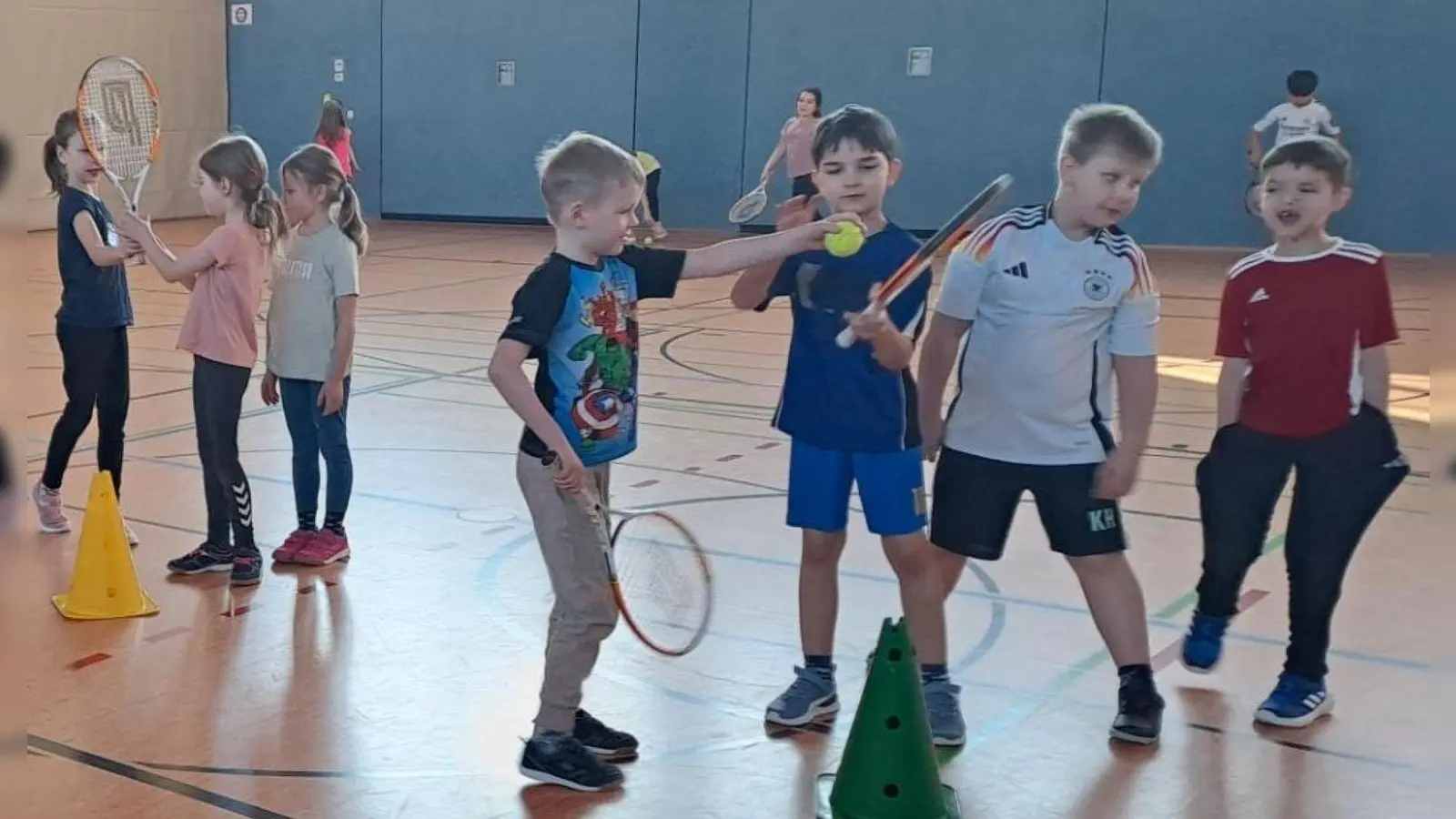 Große Fortschritte in kurzer Zeit: Schnuppertraining Tennis an der Grundschule. (Bild: Hans Walter)