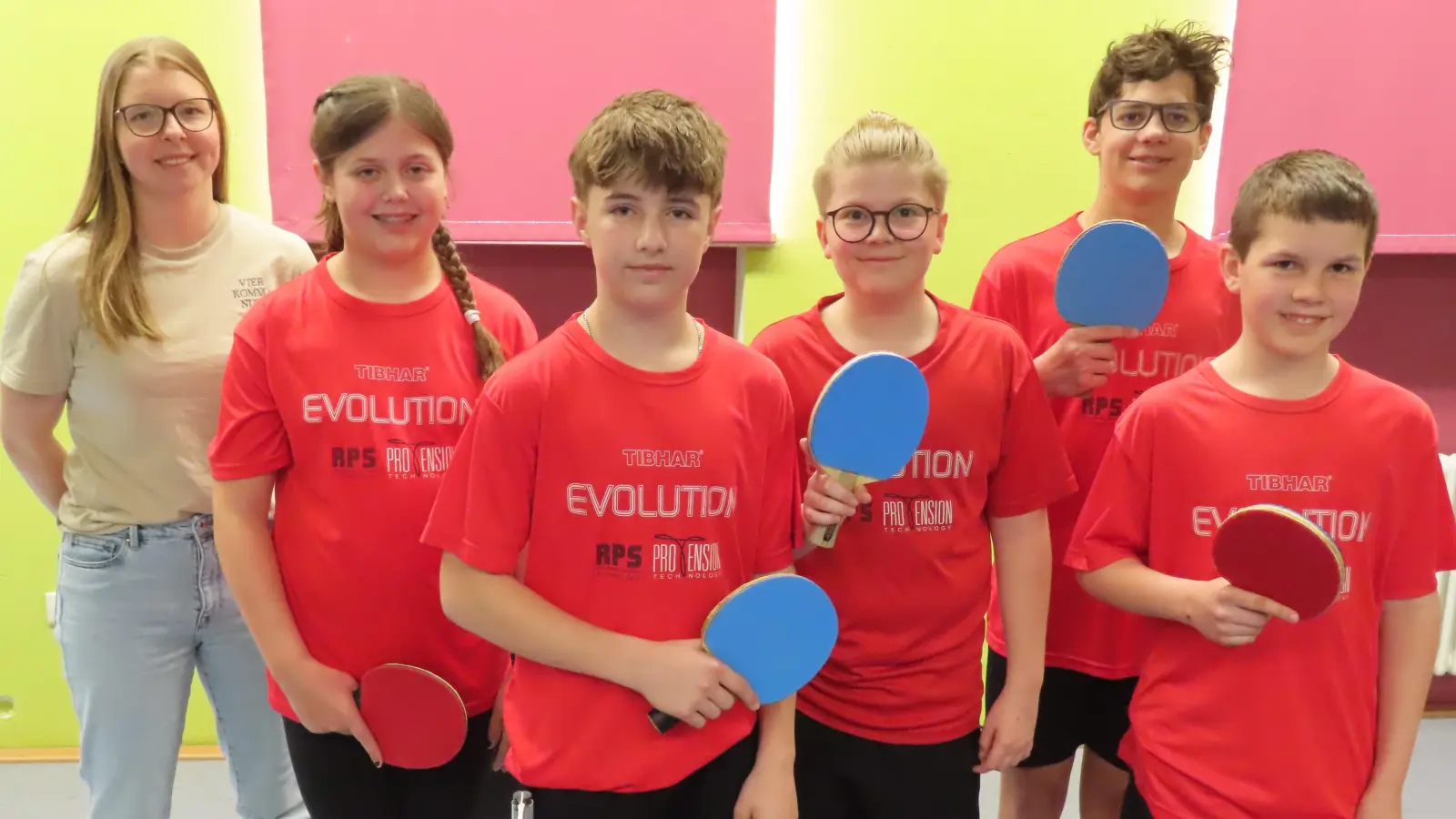 Jugendwartin Julia Finster mit Jugend 2, Franziska Ritz, Emilian Wagner, Paul Gallner, Raffael Sier, Jakob Rischmann (es fehlt David Dragoescu) (Bild: Hans Apfelbacher)