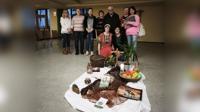 Das Team Vorstandschaft mit Pfarrer Wismeth im Pfarrsaal. (Bild: Elisabeth Bauer)