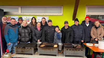 Sehr zufrieden zeigten sich Bürgermeisterkandidat Daniel Hutzler (Siebter von links) und Chefkoch Andreas Gallner (rechts daneben) mit den Burger-für-Bürger-Aktionen. Auch Landratskandidat Michael Rischke (Zweiter von rechts), zweiter Bürgermeister Uwe Bergmann (Zweiter von links) sowie die SPD-Stadtratskandidaten freuten sich über den regen Zuspruch der Bevölkerung. (Bild: Theresa Hutzler)