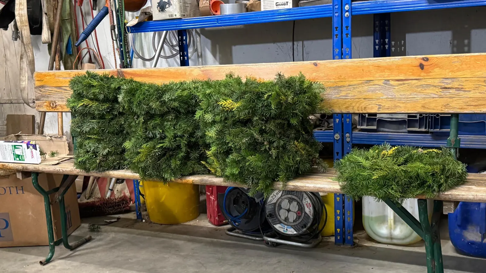 Die fertiggestellten Kränze (Bild: Alexandra Hummer)