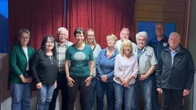 Die 3. Bürgermeisterin Silvia Schecklmann mit der neu gewählten Vorstandschaft der Wanderfreunde Kirchenthumbach.  (Bild: Karin Nürnberger)