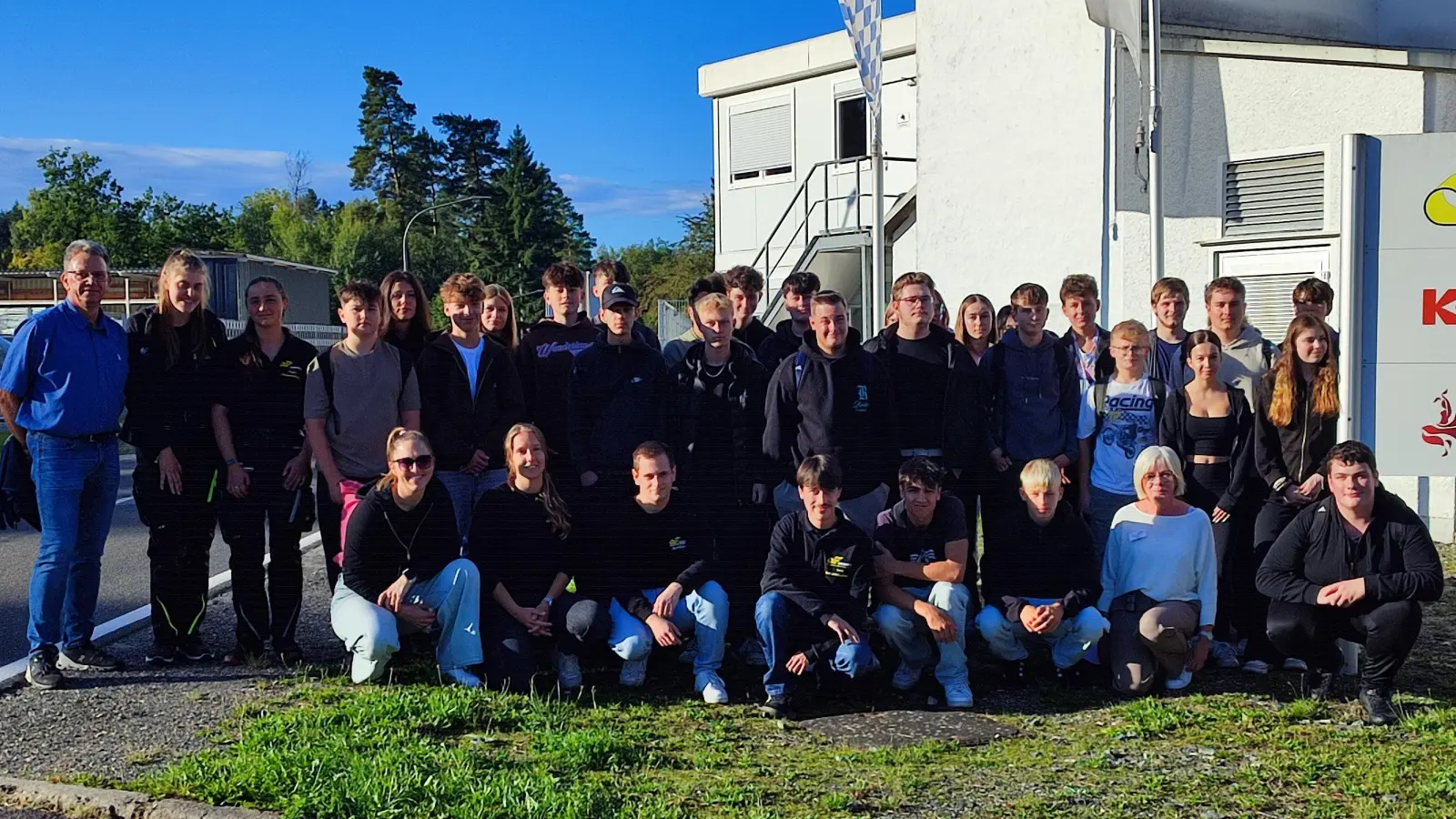 Betriebsrätin Karin Buchfelder (kniend, 2. von rechts), Eva Lautenschläger (kniend, 1. von links), OStR Wittmann (stehend, links), Leon Schmidt (Mitte, kniend, ehemalige der 10c im Schuljahr 24/25), Veronika Neukam (stehend, 2.von links, ehemalige Schülerin der 10a im Schuljahr 24/25)  (Bild: Nadine Paulus)