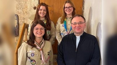 Hinten von links: Katharina Kobel, Leni Christl. Vorne von links: Sabrina Geisler, Pfarrer Markus Bruckner.  (Bild: Leni Christl)