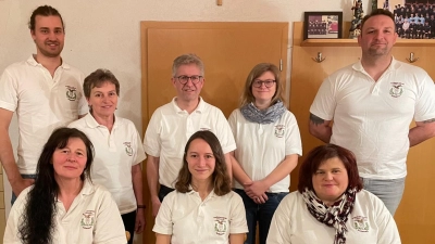Auf dem Bild sitzend von links: Das neue Kernvorstands-Team bestehend aus Lisa Schiml, Magdalena Kirschbauer und Monika Murr (auch Schriftführerin). Stehend von links: Moritz Schraml (Beisitzer), Christa Wächter (Kassenprüferin), Markus Dumler (Kassier), Janine Heimerl (Kassenprüferin) und Marco Fritzsche (Beisitzer). Es fehlen auf dem Bild die Beisitzerinnen Susanne Eckert und Andrea Kaiser. (Bild: Christa Vogl)