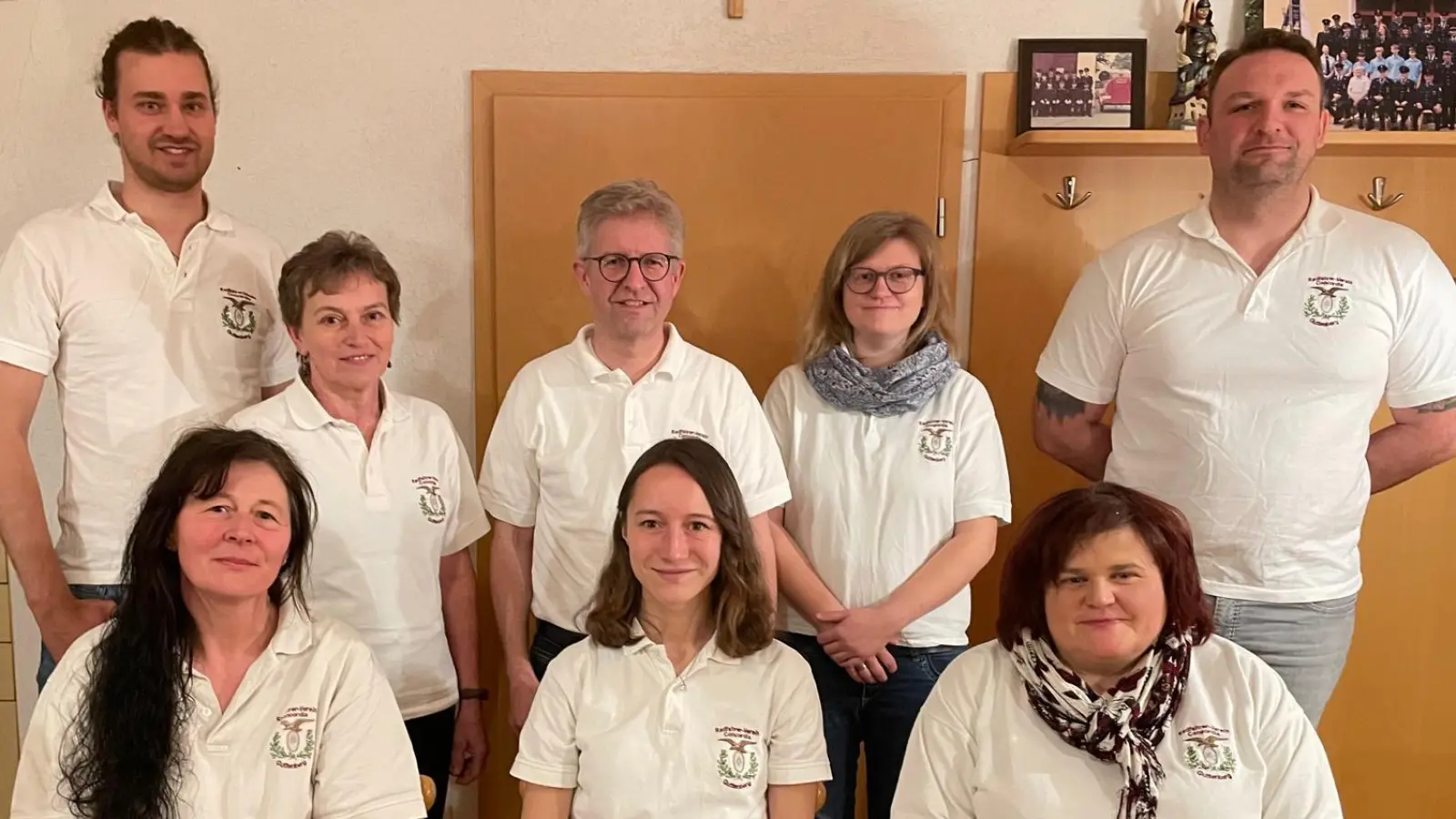 Auf dem Bild sitzend von links: Das neue Kernvorstands-Team bestehend aus Lisa Schiml, Magdalena Kirschbauer und Monika Murr (auch Schriftführerin). Stehend von links: Moritz Schraml (Beisitzer), Christa Wächter (Kassenprüferin), Markus Dumler (Kassier), Janine Heimerl (Kassenprüferin) und Marco Fritzsche (Beisitzer). Es fehlen auf dem Bild die Beisitzerinnen Susanne Eckert und Andrea Kaiser. (Bild: Christa Vogl)