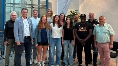 1. Vorsitzender des DJK Neustadt Basketball Willi Merkl, Zweiter Bürgermeister Armin Aichinger, Stadtrat Thomas Hauer, die U20 – Basketballerinnen, Sportreferent Stefan Linsmeier, Trainer William Earl Nesbitt und Chris Sardgon sowie Dritter Neustädter Bürgermeister Stefan Hausdorf bei den kleinen Feierlichkeiten im Rathausfoyer (v.l.n.r.). (Bild: Julia Fienz)