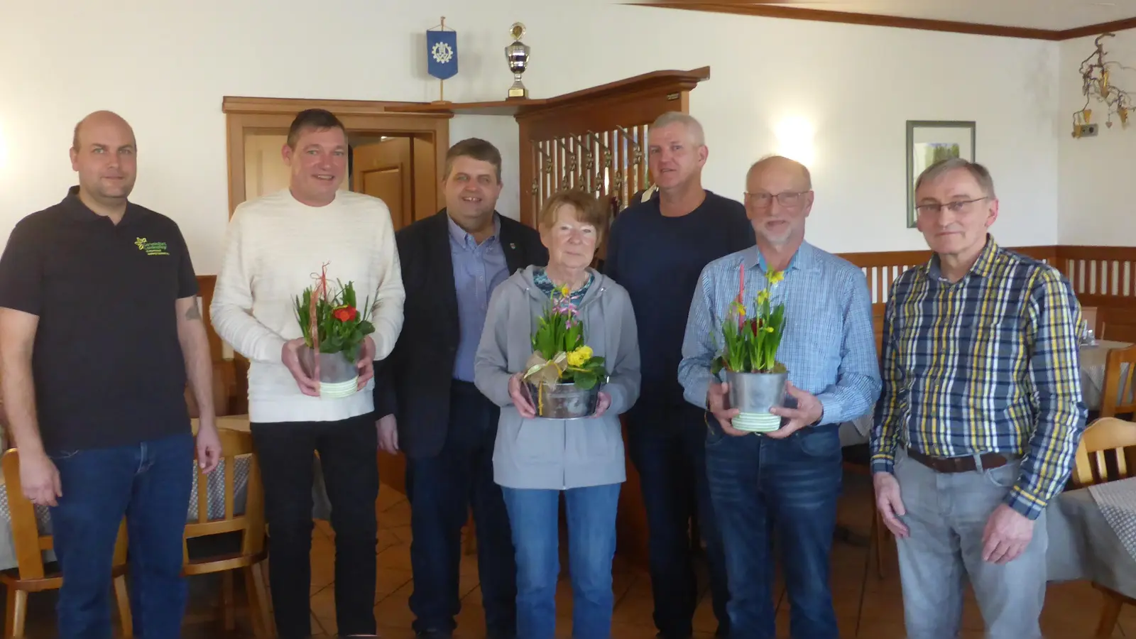 Kreisfachberater Fuchs Markus, Meyer Gerhard (25 Jahre), Bürgermeister Dehling Dieter, Übler Ingrid (40 Jahre), Meyer Alwin (25 Jahre), Pohl Norbert (25 Jahre), 1.Vorstand Pickel Heinz (Bild: Christa Pohl)