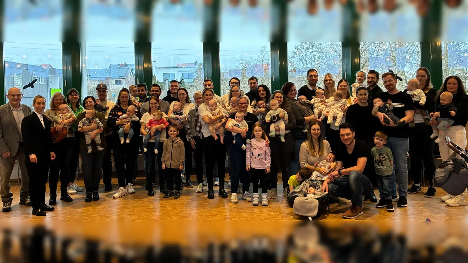 Zweite Bürgermeisterin Elisabeth Gruber (2.v.li.) begrüßt gemeinsam mit ihrem Kollegen Hubert Blödt (li.) die jüngsten Bürger in Kümmersbruck. (Bild: Martina Pirkenseer)