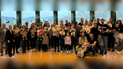 Zweite Bürgermeisterin Elisabeth Gruber (2.v.li.) begrüßt gemeinsam mit ihrem Kollegen Hubert Blödt (li.) die jüngsten Bürger in Kümmersbruck. (Bild: Martina Pirkenseer)