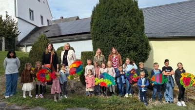 Die Kinder des Kindergartens „Unterm Regenbogen“ mit den bemalten Fischen. (Bild: Fred Lehner)
