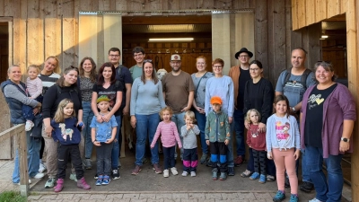 Beim Familienausflug der jungen Frauengruppe des KDFB Hirschau, organisiert von Lisamarie Schmidl (hinten, 5. v.r.), verbrachten Klein und Groß einen spannenden Nachmittag mit den Pirker Alpakas. (Bild: Lisamarie Schmidl)
