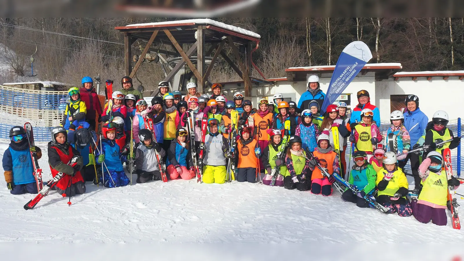 Gruppenbild der Skikurs-Klassen 3a und 3b der Fichtelnaabtal-Grundschule Neusorg.  (Bild: Tanja Buchka)