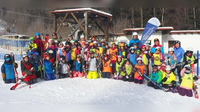 Gruppenbild der Skikurs-Klassen 3a und 3b der Fichtelnaabtal-Grundschule Neusorg.  (Bild: Tanja Buchka)
