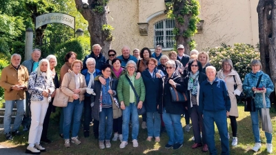 Vorm Museumsschlösschen Theresienthal (Bild: Andrea Sonnauer)