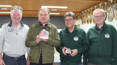Die Sieger des Schießens Robert Geitner, Robert Flierl, Lothar Mehringer mit 1. Schützenmeister Reiner Hoffmann (v.l.). (Bild: Anna Ehbauer)