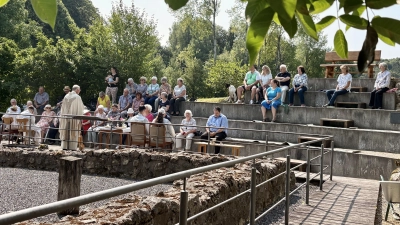 Die Besucher des Gottesdienstes auf den Stufen des Denkmals mit Pfarrer Roland Klein und Ministranten. (Bild: Brigitte Grimm)