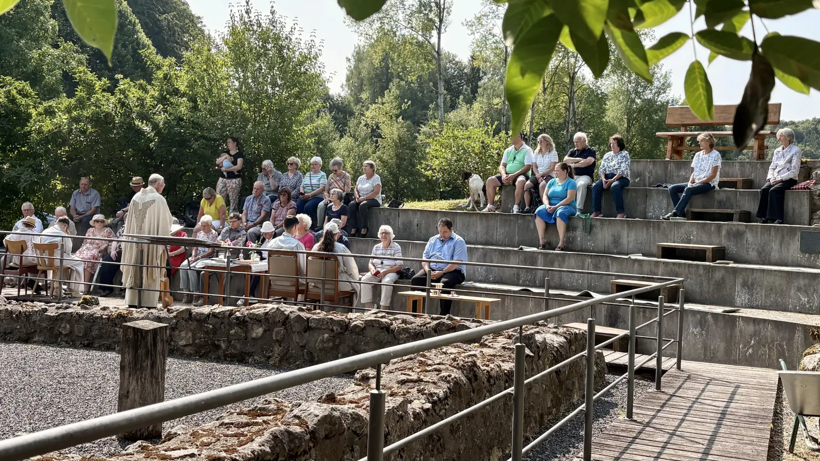 Die Besucher des Gottesdienstes auf den Stufen des Denkmals mit Pfarrer Roland Klein und Ministranten. (Bild: Brigitte Grimm)