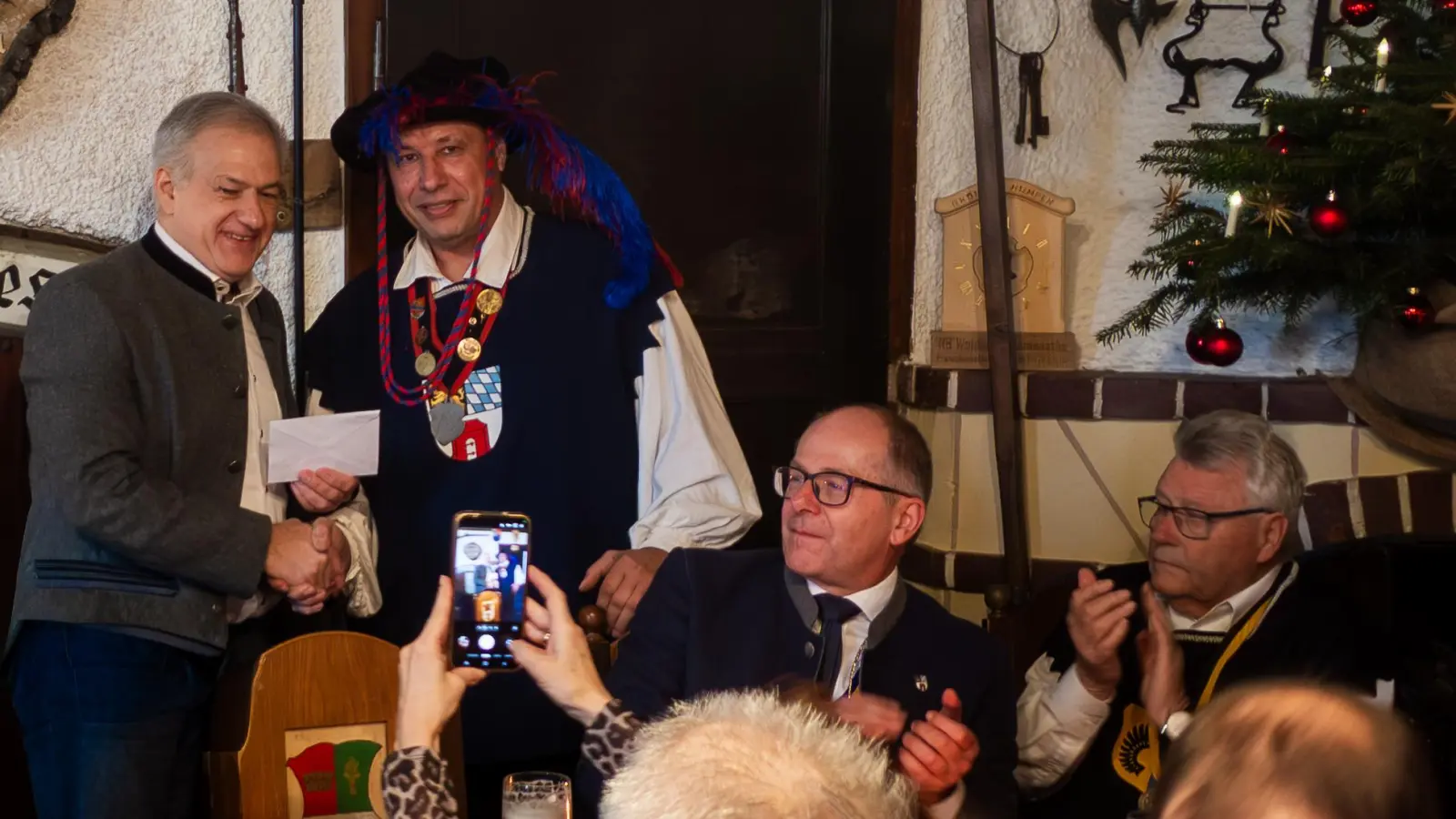 Werner Ponnath übergibt Landrat Roland Grillmeier eine Spende in Höhe von 150 Euro, die dieser im Namen seiner Frau Claudia Grillmeier, der Schirmherrin der Aktion, entgegennimmt. (Bild: Florian Frank )