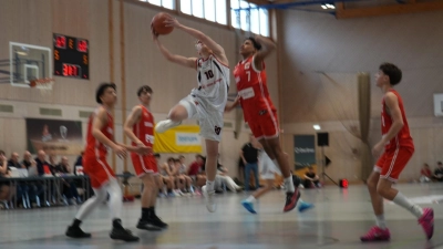 Topscorer Henry Tiemann (weißes Trikot) auf dem Weg zum Korb (Bild: Christian Tiemann)