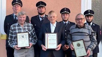 Im Bild von links: 1.Vorstand Christian Weigl, Willibald Roth, 2.Vorstand Thomas Grillmeier, Albert Bitterer, 1.Komandant Manuel Gleißner, Manfred Walter, 2.Komandant Sascha Summerer. (Bild: Josef Gleißner)