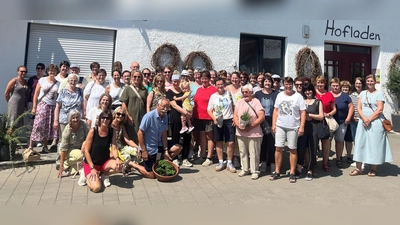 Einen erholsamen aber auch informativen Tag erlebten die Allersburger Gartenbaufreunde bei Spargelbäuerin Vroni Roll (Mitte mit Kind auf dem Arm) rechts davon ihre Mutter, in Sandharlanden bei Abensberg. (Bild: Katharina Plank)