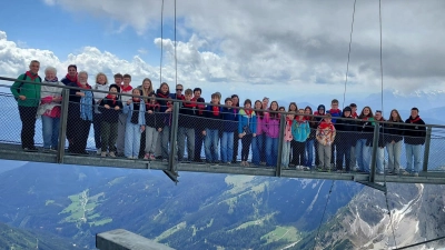 Die 39 Minis und ihre Betreuer in schwindelnder Höhe auf der Hängebrücke am Dachstein. (Bild: Georg Hirsch)