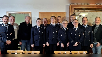 Bei der Jahreshauptversammlung stellten sich von links: Stadtbrandrat Richard Schieder, Stadtrat und MdB Manfred Schiller, Stadtrat Bernhard Schlicht, Saskia Zupfer (10 Jahre aktiver Dienst), Stadtrat Karl Bärnklau, Jakob Beuter (10 Jahre aktiver Dienst), Robert Drechsler (10 Jahre aktiver Dienst), Stadtbrandinspektor Ludwig Grasser, Kommandant Gerhard Bärnklau, Stellv. Kommandant Daniel Schmidt, Vorsitzender Martin Beutner (30 Jahre aktiver Dienst), OB Vertretung und Stadtrat Roland Richter-rechts- zum Erinnerungsbild.  (Bild: Reinhard Kreuzer)