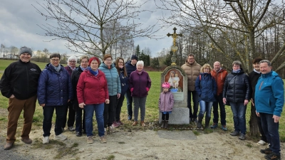 Wanderfreunde vor einem Marterl. (Bild: Andrea Zinnecker)