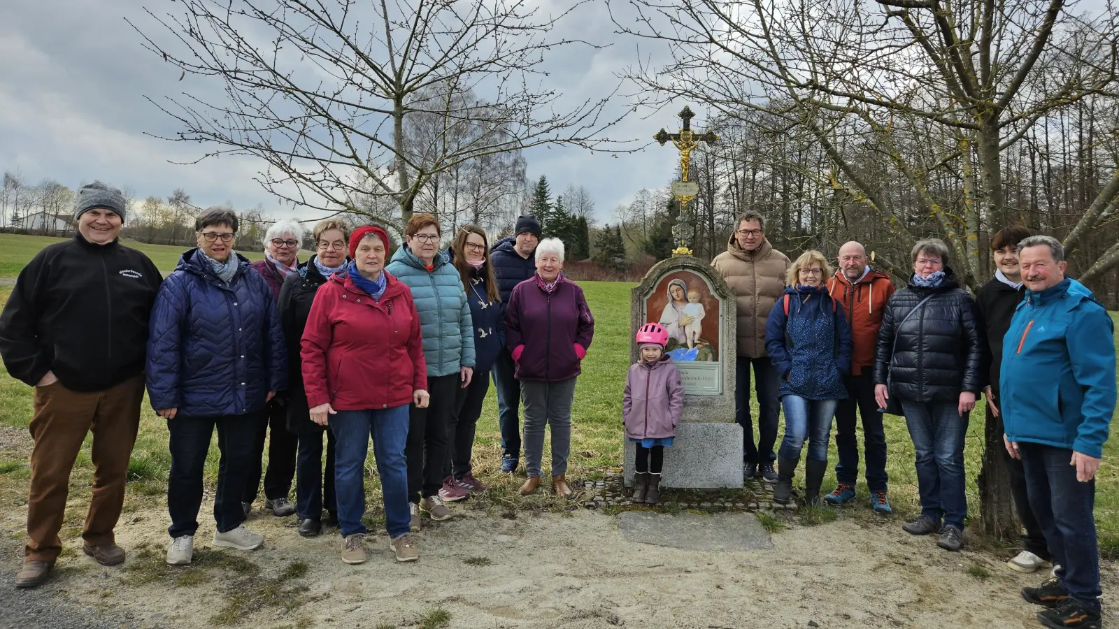 Wanderfreunde vor einem Marterl. (Bild: Andrea Zinnecker)