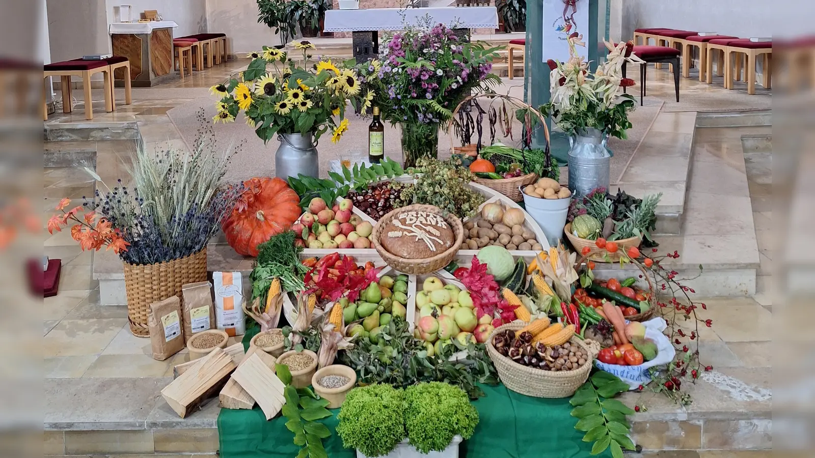 Erntedankaltar mit neuem Holzrad in der Pfarrkirche Mariä Himmelfahrt in Krummennaab (Bild: Elfriede Schwarzmeier)