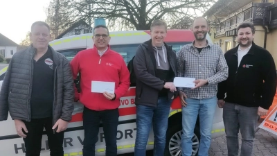 Aus gelebter Dorfgemeinschaft wird konkrete Hilfe. Die Vertreter der Backofengemeinschaft bei der Spendenübergabe an die Helfer vor Ort Birgland-Illschwang sowie die Selbsthilfegruppe Krebskranker Kinder Amberg-Sulzbach e.V.. Von links nach rechts: Thomas Nitzbon, Thomas Renner, Marco Kind, Roland Herrmann und Maximilian Herbst.  (Bild: Laura Stark)