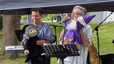 Mit einem Sketch mit Handpuppen unterhielten Pfarrer Klaus Stolz (rechts) und Pfarramtssekretärin Steffi Huber (links) die Gäste auf dem evangelischen Gemeindefest in Wackersdorf. (Bild: Thomas Dobler)