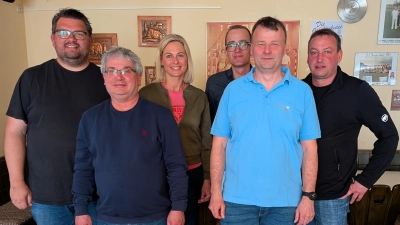 v.l. Stefan Meinhold (Schriftführer), Stefan Fleischmann (stellv. Spartenleiter), Nicole Auer (Kassierin), Simon Schmidt (Sportwart), Christian Huger (Spartenleiter), Johann Fischer (Vorsitzender 1, FC Rieden) (Bild: Christian Huger)