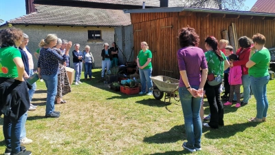 Nicole Spachtholz (Mitte) begrüßte die zahlreichen Gartenfreund mit ihren Pflanzenschätzen. (Bild: Annemarie Mösbauer)