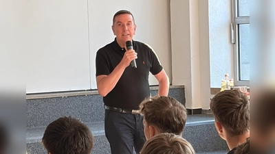 Mario Röllig spricht vor Schülern des HCA-Gymnasiums. (Bild: Tobias Grieb)
