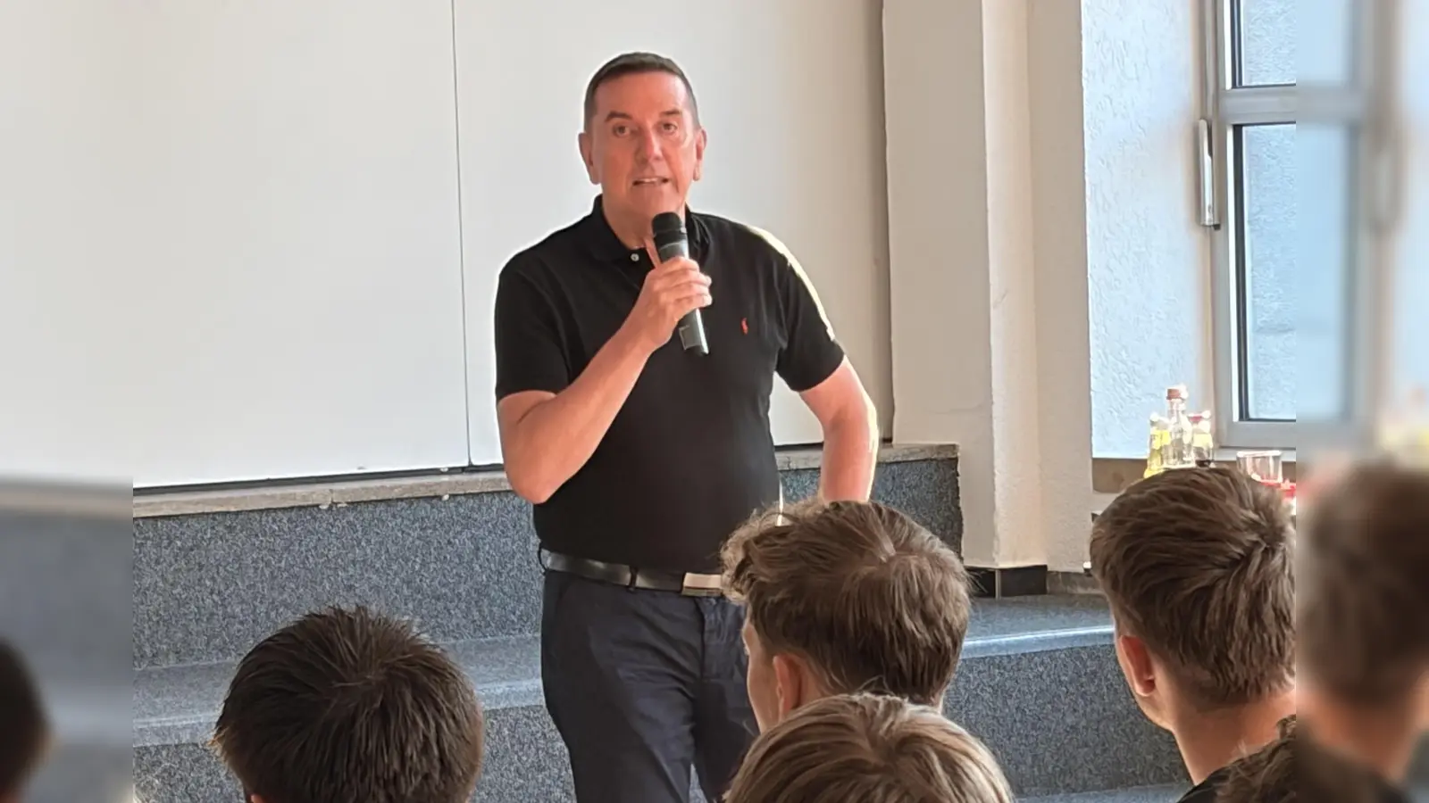 Mario Röllig spricht vor Schülern des HCA-Gymnasiums. (Bild: Tobias Grieb)