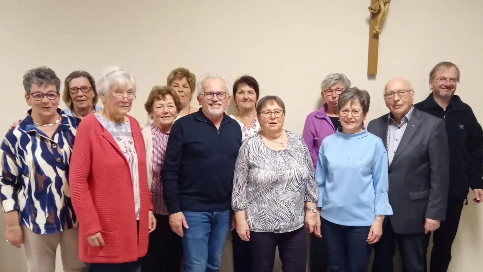 Vorstandschaft der Pfarrei-Senioren-Schirmitz 7. und 9. von links die neuen Kassenrevisorinnen: Maria Filchner und Ilona Moreis.  (Bild: Sabine Bäumler)