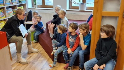 Vorlesen in der Gemeindebücherei Kastl (Bild: Georg Dürr)