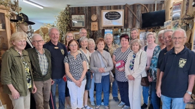 Herbert Konrad (3. von links) erklärte mit Freude und Begeisterung den Besucherinnen und Besuchern die ausgestellten Werkzeuge.<br> (Bild: Sandra Wifling)