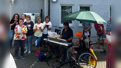 Flotte Melodien erfreuten Bewohner im Haus der Betreuung und Pflege. (Bild: Edda Engelhardt )