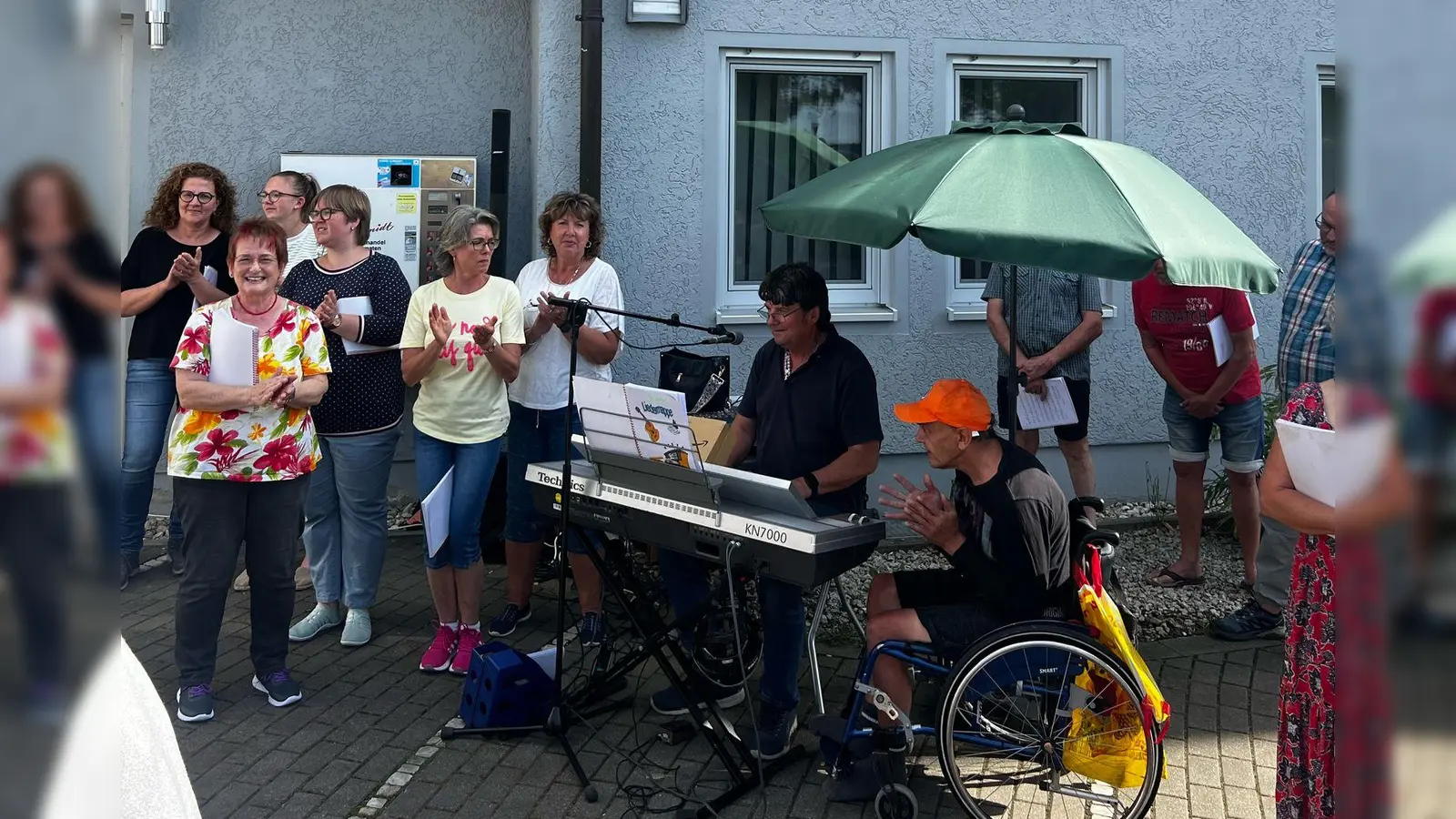 Flotte Melodien erfreuten Bewohner im Haus der Betreuung und Pflege. (Bild: Edda Engelhardt )