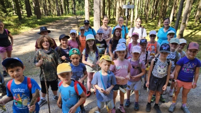 Gemeinsam mit dem OGV Wernberg-Köblitz erkunden die Kinder während der Wanderung die Natur.  (Bild: Spindler, Sigi)