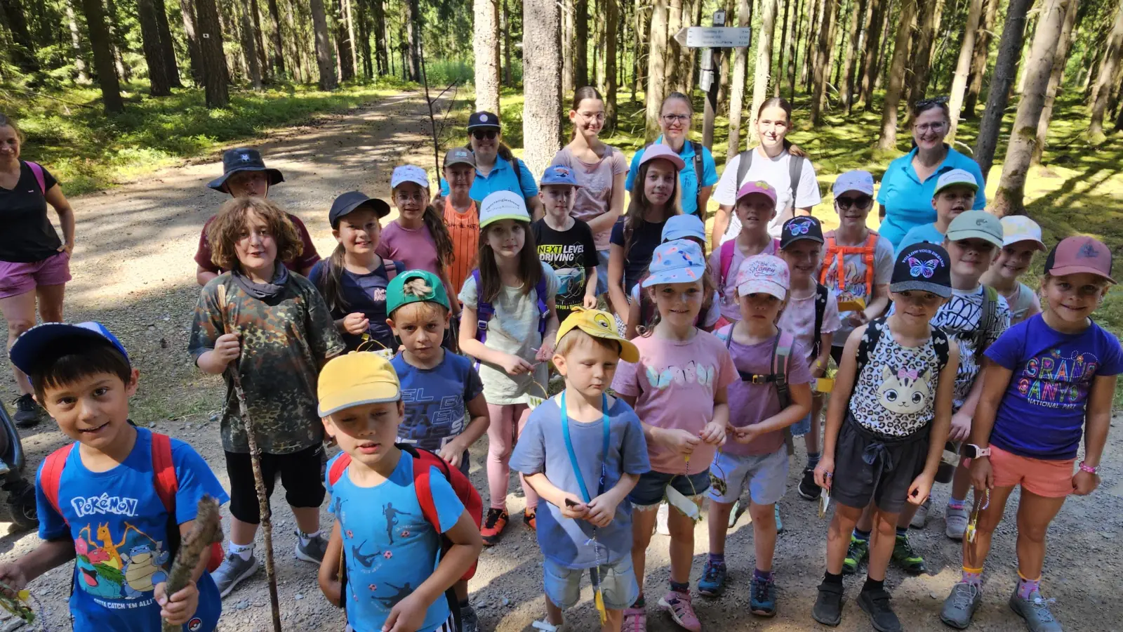Gemeinsam mit dem OGV Wernberg-Köblitz erkunden die Kinder während der Wanderung die Natur.  (Bild: Spindler, Sigi)