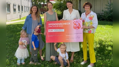 Samantha Pflieger, Daniela Bielefeldt und Lena Meier (von links) vom Ladies Circle 66 Weiden übergaben an Waltraud Koller-Girke vom Förderverein für Schwerkranke 4500 Euro. (Bild: Lissy Knipl-Zörkler, Kliniken Nordoberpfalz)