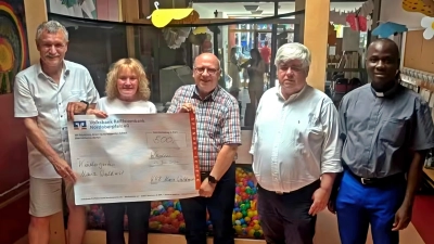 Mit der Unterstützung und Spende von 500 Euro setzte die Katholische Arbeitnehmer-Bewegung (KAB) ihre langjährige Tradition fort, den Kindergarten regelmäßig bei der Anschaffung wichtiger Spiel- und Lernmaterialien zu fördern.  (Bild: Reinhard Kreuzer)