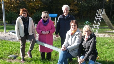 Es war schon ein kleiner, festlichen Akt, die Spendenübergabe der Frauenbünde aus Floß und Floß-Flossenbürg. Von links: Christina Schaller, Christine Kreuzer, Bürgermeister Robert Lindner, Christa Riedel und Silvia Schnappauf.  (Bild: Fred Lehner)
