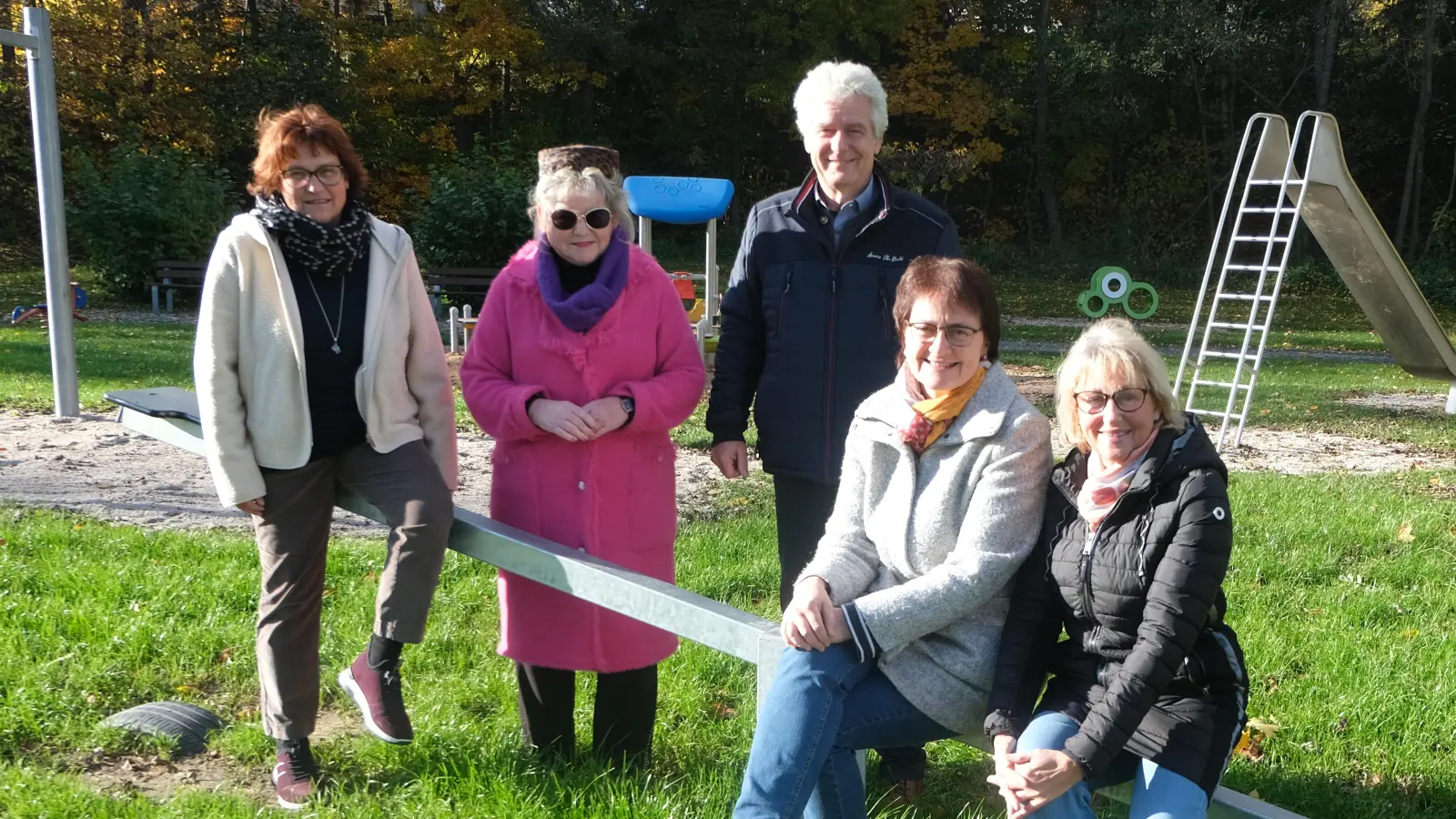 Es war schon ein kleiner, festlichen Akt, die Spendenübergabe der Frauenbünde aus Floß und Floß-Flossenbürg. Von links: Christina Schaller, Christine Kreuzer, Bürgermeister Robert Lindner, Christa Riedel und Silvia Schnappauf.  (Bild: Fred Lehner)